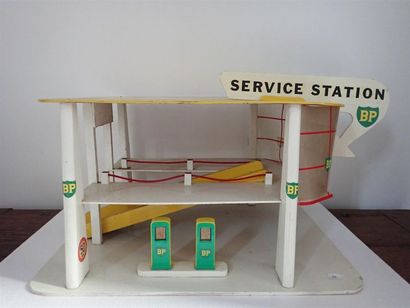 null Station Service BP à 2 étages avec sa rampe d'accès. (manque un panneau ? Le...