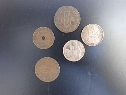 null ENSEMBLE DE 5 PIECES INDO-CHINE FRANÇAISE. 

Deux pièces 20 centimes A (Paris)...