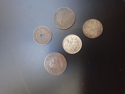 null ENSEMBLE DE 5 PIECES INDO-CHINE FRANÇAISE. 

Deux pièces 20 centimes A (Paris)...