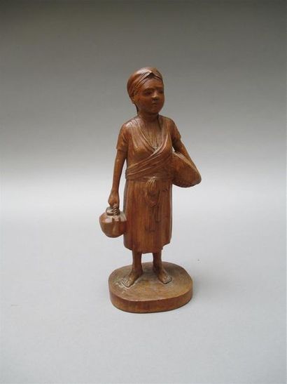 null Statuette en bois sculpté. Jeune femme. Hauteur: 26,5 cm. (Petit éclat sur la...