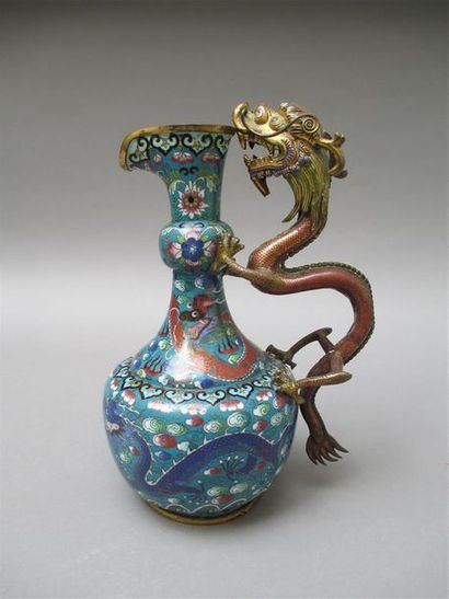 null Vase en bronze et émaux cloisonnés et anse dragon (Manque fond). 