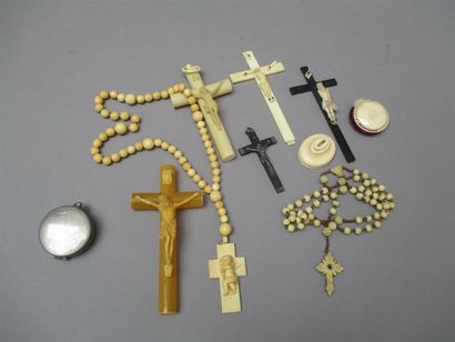 null Coffret contenant croix de Baptême en ivoire, Christ en bakélite