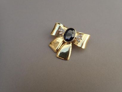 null Broche à décor d'un noeud, orné au centre d'une pierre en cabochon et de petits...