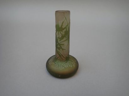 null Gallé. Petit vase en verre dégagé à l'acide de motifs de chardon de couleur...