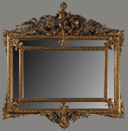 null Grand miroir rectangulaire à pareclose en bronze doré orné de frises perlées,...