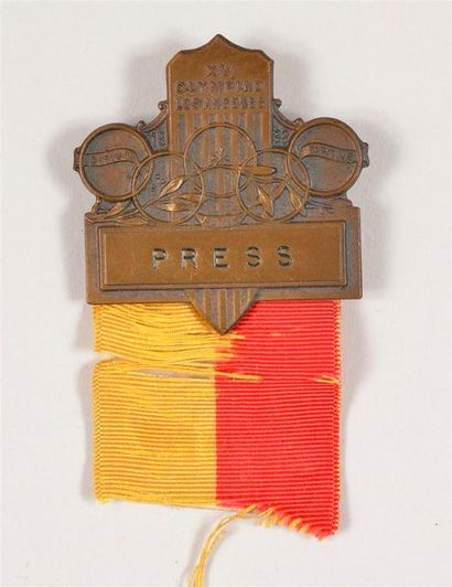 null Badge officiel presse avec son ruban rouge et jaune incomplet. Dim. 40x40 mm....