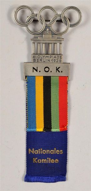 null Badge du Comité National Olympique. «Secrétariat Général». En bronze argenté...