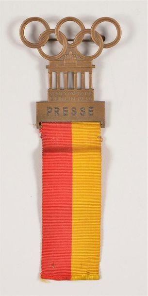 null Badge presse. En bronze avec ruban rouge et jaune. Dim. 41x46 mm. Press badge....