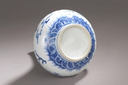 null Vase bouteille sur talon en porcelaine de Chine à décor en bleu sous couverte...