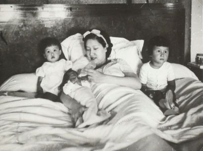 null 1935

L'ALBUM PHOTOGRAPHIQUE INTIME DE NAM PHUONG ET SA FAMILLE DE 1935 A 1939.

Il...
