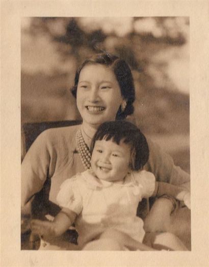 null Sa Majesté l'Impératrice Nam Phuong et son fils S.M. Bao Long.

Deux photographies...