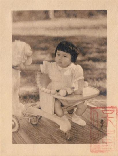 null Sa Majesté l'Impératrice Nam Phuong et son fils S.M. Bao Long.

Deux photographies...