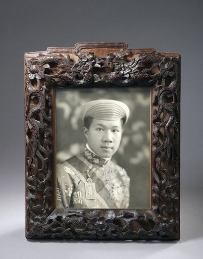 null 1932.

Règne de S.M l'Empereur Bao Daï (1926-1945).

Portait officiel de S.M...
