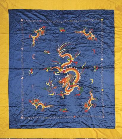 null Règne de S.M. Bao Dai (1925-1945)

Grande broderie sur soie, à fond bleu, bordée...