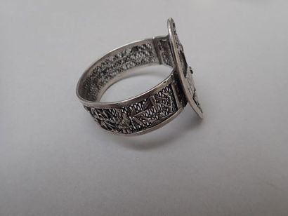 null Bracelet articulé en argent filigrané et ciselé de motifs végétaux et petits...