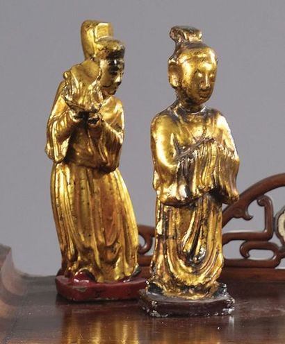null Deux statuettes en fonte laquée rouge et or représentant un personnage en prière...