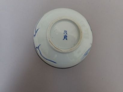 null Ensemble de 5 pièces en porcelaine de Chine. Un bol et sa soucoupe à décor en...