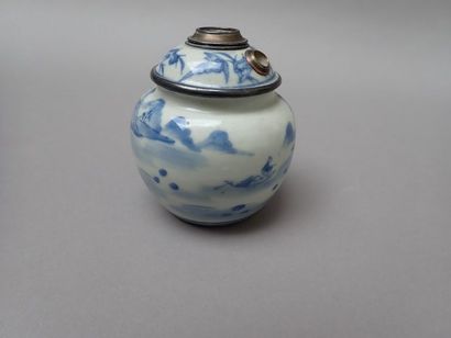 null Pipe à eau en porcelaine de Chine à décor en bleu sous couverted'un paysage...