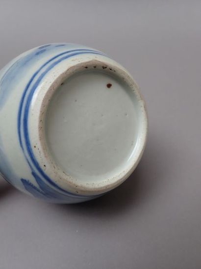 null Pipe à eau en porcelaine de Chine à décor en bleu sous couverted'un paysage...