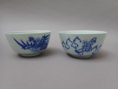 null Paire de grands bols sur talon en porcelaine de Chine à décor en bleu sous couverte...