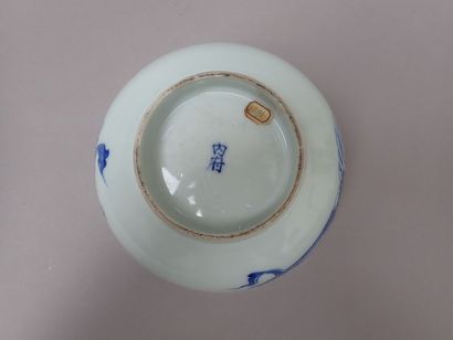 null Paire de grands bols sur talon en porcelaine de Chine à décor en bleu sous couverte...