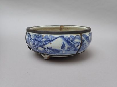 null Bassin porte-encens tripode en porcelaine de Chine à décor en bleu sous couverte...