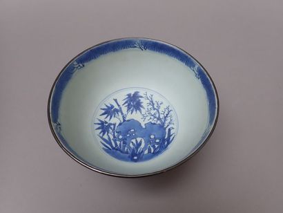 null Grand bol en forme de cloche en porcelaine de Chine à décor en bleu sous couverte...