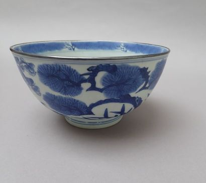 null Grand bol en forme de cloche en porcelaine de Chine à décor en bleu sous couverte...