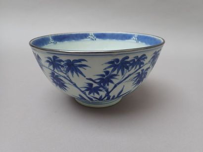 null Grand bol en forme de cloche en porcelaine de Chine à décor en bleu sous couverte...