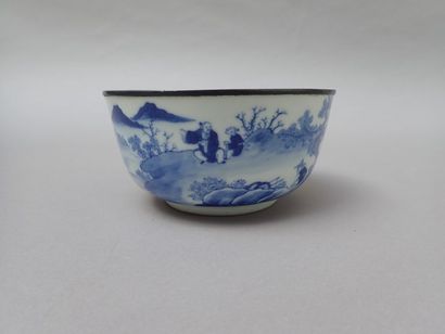 null Bol en forme de cloche en porcelaine de Chine cerclé en argent à décor en bleu...