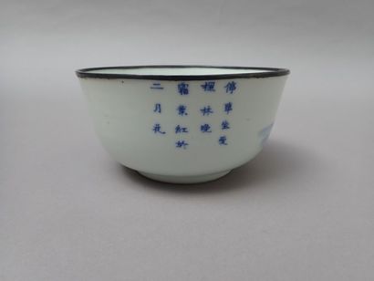 null Bol en forme de cloche en porcelaine de Chine cerclé en argent à décor en bleu...