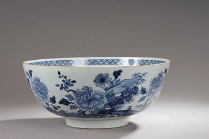 null Grand bol en porcelaine de Chine à décor en bleu sous couverte de pivoines,...