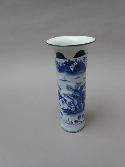 null Vase cornet en porcelaine de Chine à décor en bleu sous couverte de scènes anîmées....