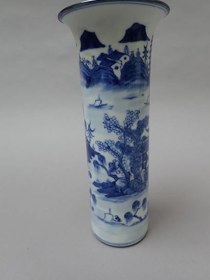 null Vase cornet en porcelaine de Chine à décor en bleu sous couverte de scènes anîmées....