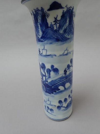 null Vase cornet en porcelaine de Chine à décor en bleu sous couverte de scènes anîmées....