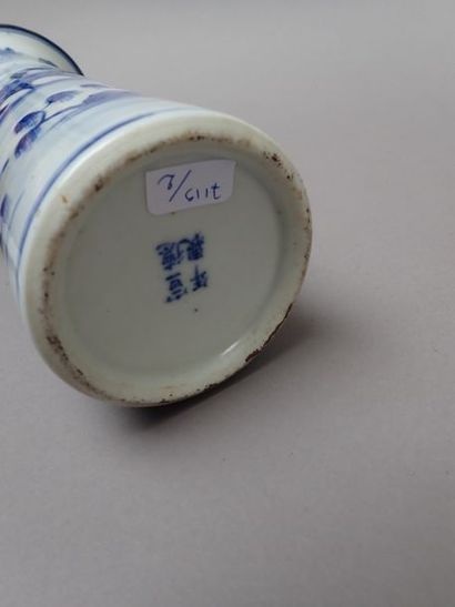 null Vase cornet en porcelaine de Chine à décor en bleu sous couverte de scènes anîmées....