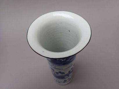 null Vase cornet en porcelaine de Chine à décor en bleu sous couverte de scènes anîmées....
