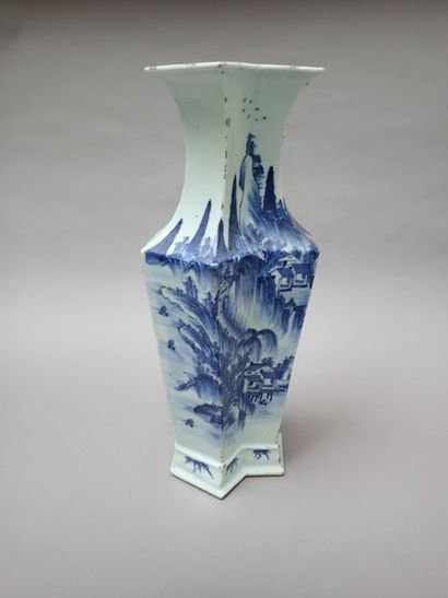 null Vase siamois en porcelaine à décor en bleu sous couverte de paysages lacustres...