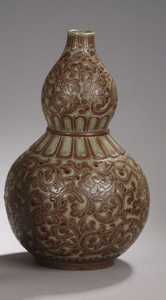 null BIEN HOA. Vase gourde en céramique émaillé ocre et vert à décor de motifs feuillagés....