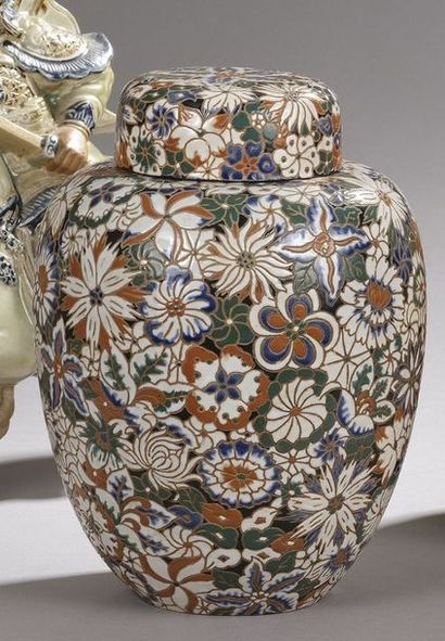 null BIEN HOA. Pot couvert en céramique polychrome à décor de fleurs épanouies. Indochine,...