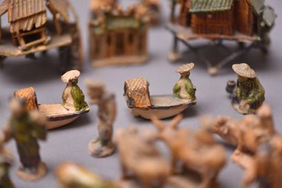 null Ensemble d'environ 75 sujets miniatures en céramique à glaçure comprenant des...