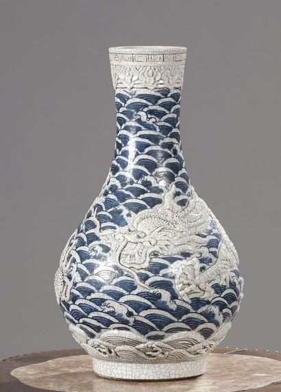 null Vase bouteille en céramique craquelée à décor en relief d'un dragon poursuivant...