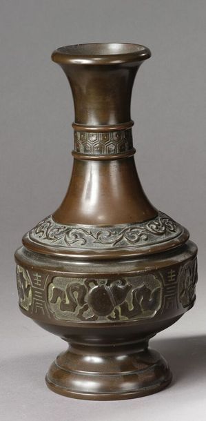 null Ecole de Bien Hoa

Vase à long col et panse cylindrique, sur pied en bronze...