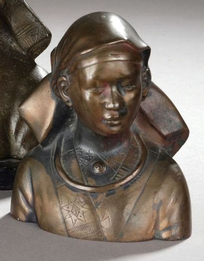 null Buste de femme des Minorités. Bronze à patine brune. Indochine, XXème siècle....