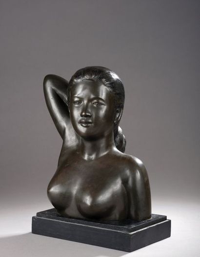 null Ecole de Bien Hoa. Vers 1930-1940.

Buste de jeune femme dénudée.

Bronze à...