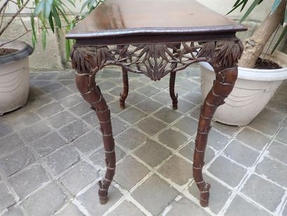 null Table bureau en bois exotique reposant sur 4 pieds cambrés, sculptés à la manière...