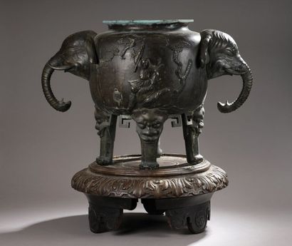 null Grand brûle-parfum quadripode en bronze, les anses à tête d'éléphant, la panse...