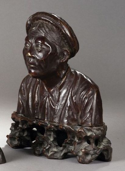 null Ecole des Arts appliqués de BIEN HOA. Buste de vieille femme tonkinoise. Bronze...