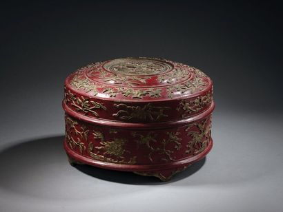 null Boîte à betel en bois laqué rouge à décor sculpté de branchages fleuris et dragon...