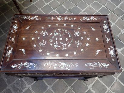 null Jolie table de milieu quadripode en bois exotique, le plateau à décor incrusté...